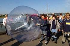 Kinder am Rhein mit Sphera