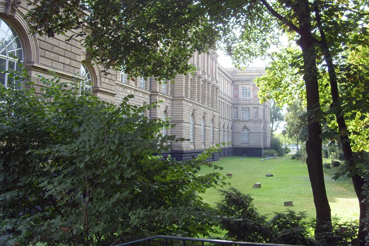 Historisches Gebäude der Kunstakademie Düsseldorf mit begrünter Außenanlage