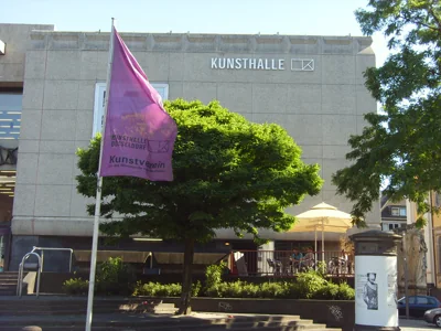 Kunsthalle Düsseldorf mit violetter Fahne