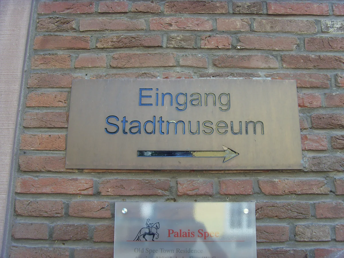 Hinweisschild zum Eingang des Stadtmuseums am Palais Spee in Düsseldorf