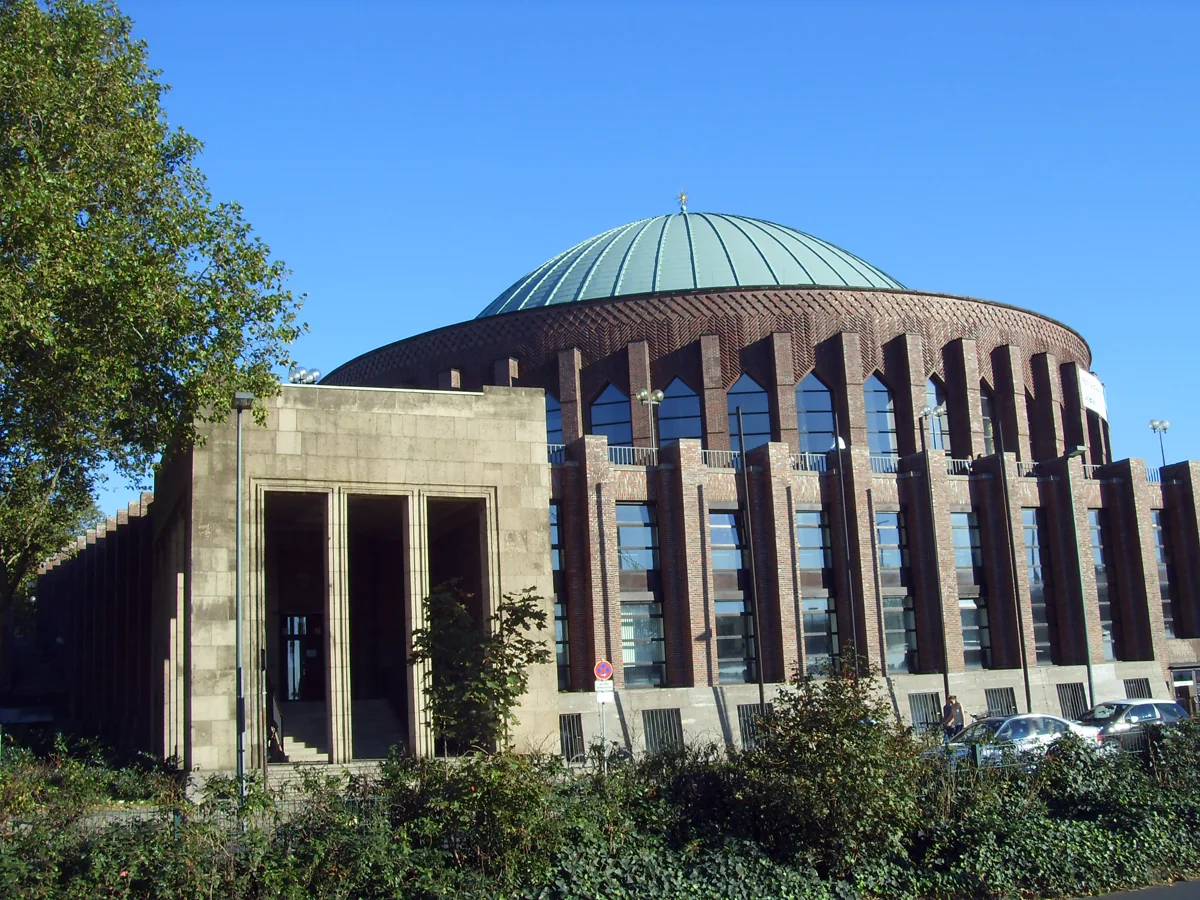 Tonhalle Düsseldorf mit grüner Kuppel, Backsteinfassade und dem Eingangsbereich am Ehrenhof